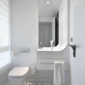 تصميم المرحاض باللون الأبيض