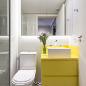 Sarı bir kaide üzerinde beyaz lavabo