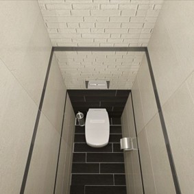 أرضية سوداء في المرحاض بجدران بيضاء