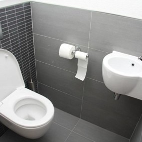 Köşe lavabo gri bir duvar