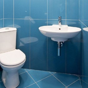 Mavi bir duvar beyaz lavabo