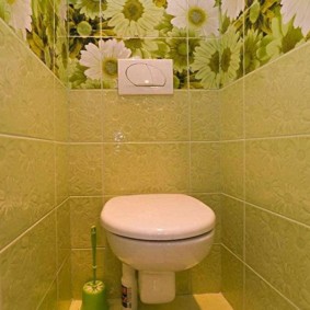Wallpaper with flowers in the interior of the toilet