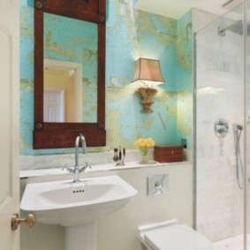 مرآة في إطار خشبي على جدار المرحاض