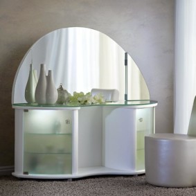 שולחן איפור עם דלתות זכוכית חלבית