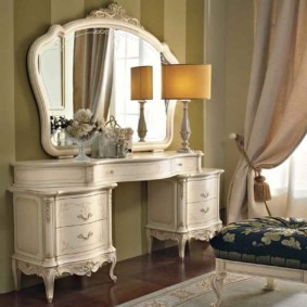 مرآة مع إطار خشبي في غرفة نوم على الطراز الكلاسيكي