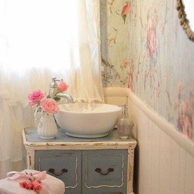 פרחי דקור בחדר אמבטיה פנים