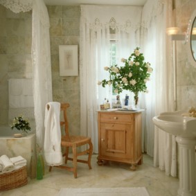 זר ורדים לבנים בחדר האמבטיה