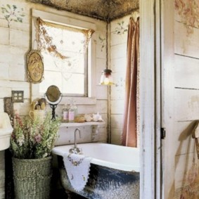 Maison rurale de salle de bain dans un style rétro