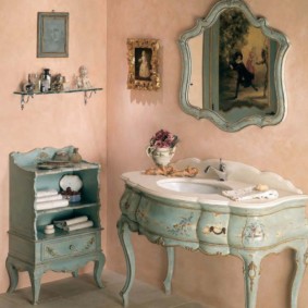 Bức tường màu hồng trong phòng tắm nữ
