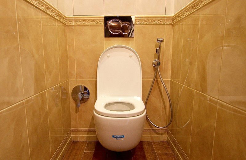 Douche hygiénique dans les toilettes sous les escaliers