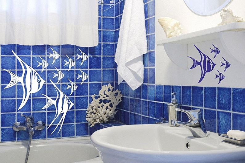 Μπλε κεραμίδι με ψάρι στον τοίχο στο μπάνιο