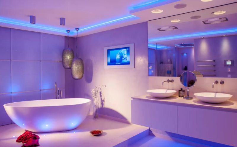 אור כחול מאורות מובנים בחדר האמבטיה