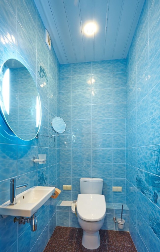 Tấm màu xanh trên trần nhà vệ sinh trong một căn hộ thành phố