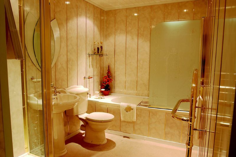 Klasiskā stila vannas istabas apdare ar plastmasas paneļiem