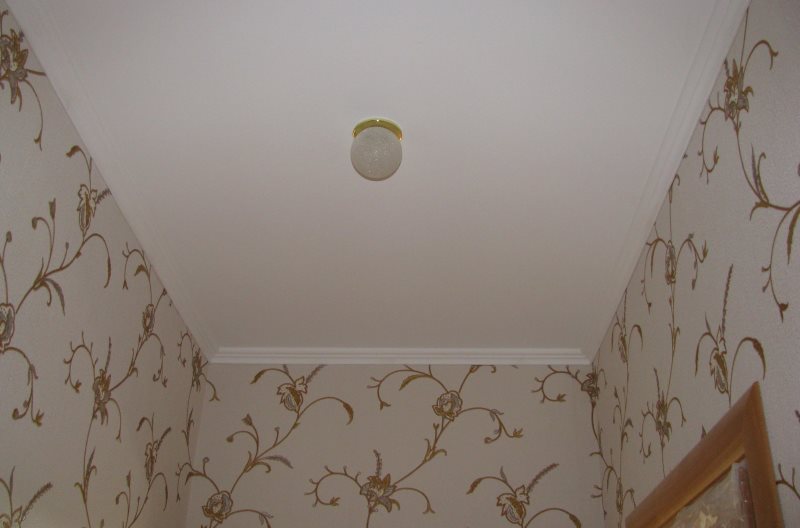Một đèn nhỏ trên trần nhà vệ sinh sơn
