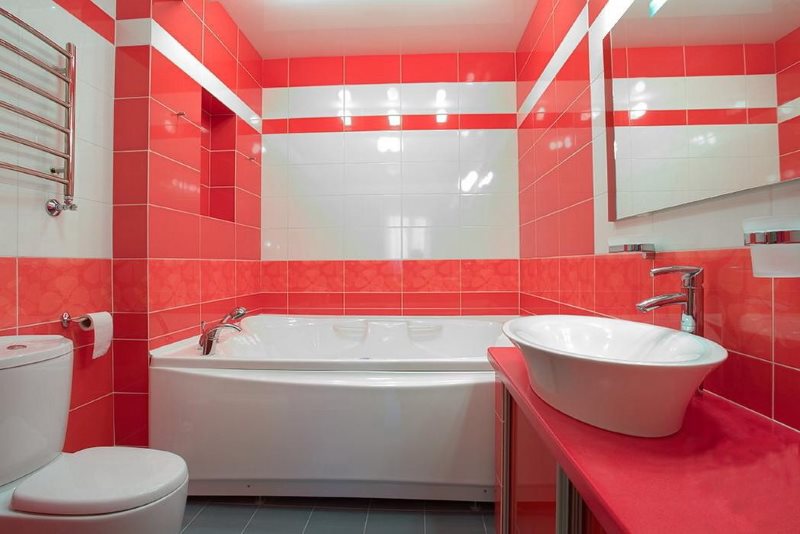 Sarkanā krāsa vannas istabas interjerā