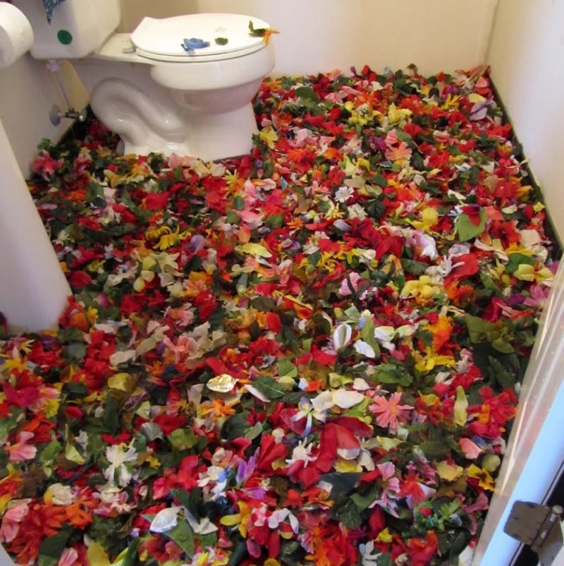 Ziedu ziedlapu attēls uz tualetes grīdas