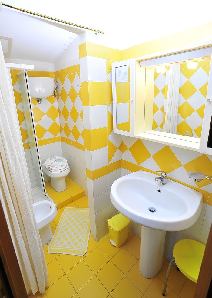 Intérieur blanc citron d'une salle de bain compacte