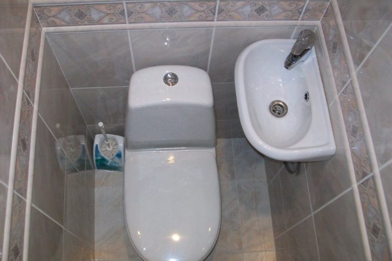 Petit lavabo dans les toilettes Khrouchtchev