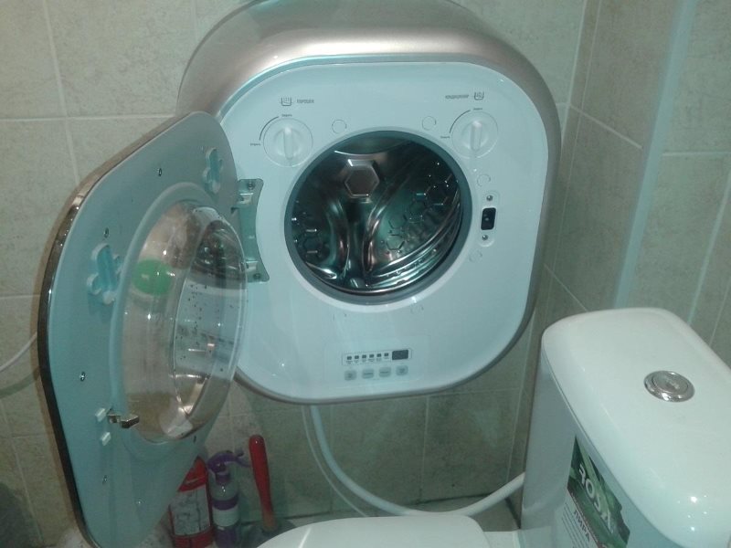 Kompakt mosógép a falon, a fürdőszobában