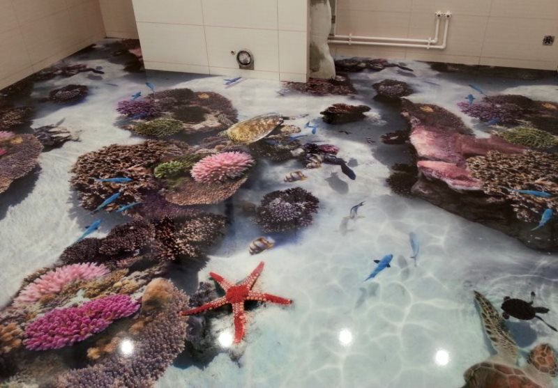 Étoiles et coraux sur le sol de la salle de bain