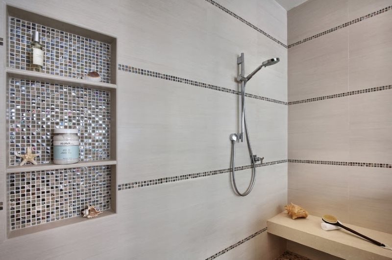 Niche dans le mur de la salle de bain avec garniture en mosaïque