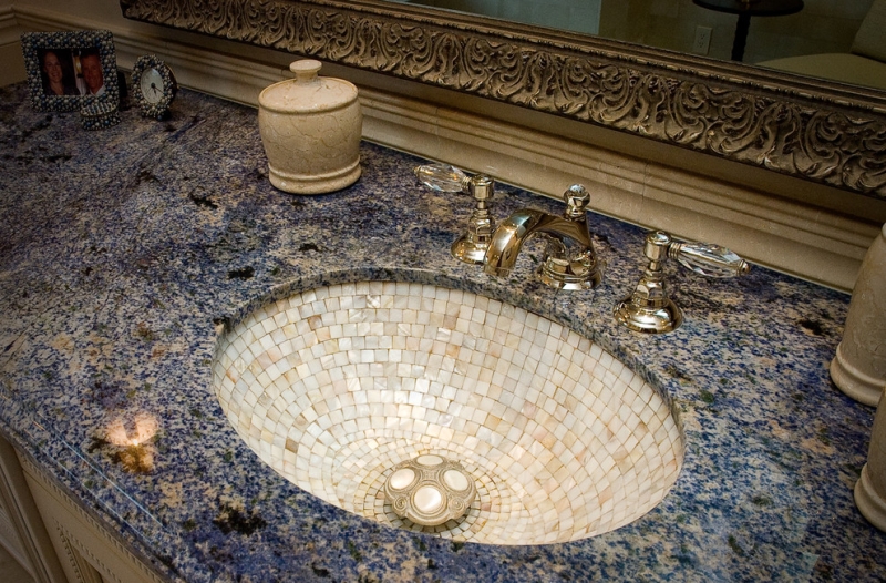 Évier en mosaïque classique dans une baignoire de style classique