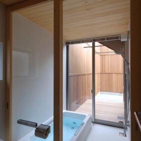 Transparent partition in the combined bathroom