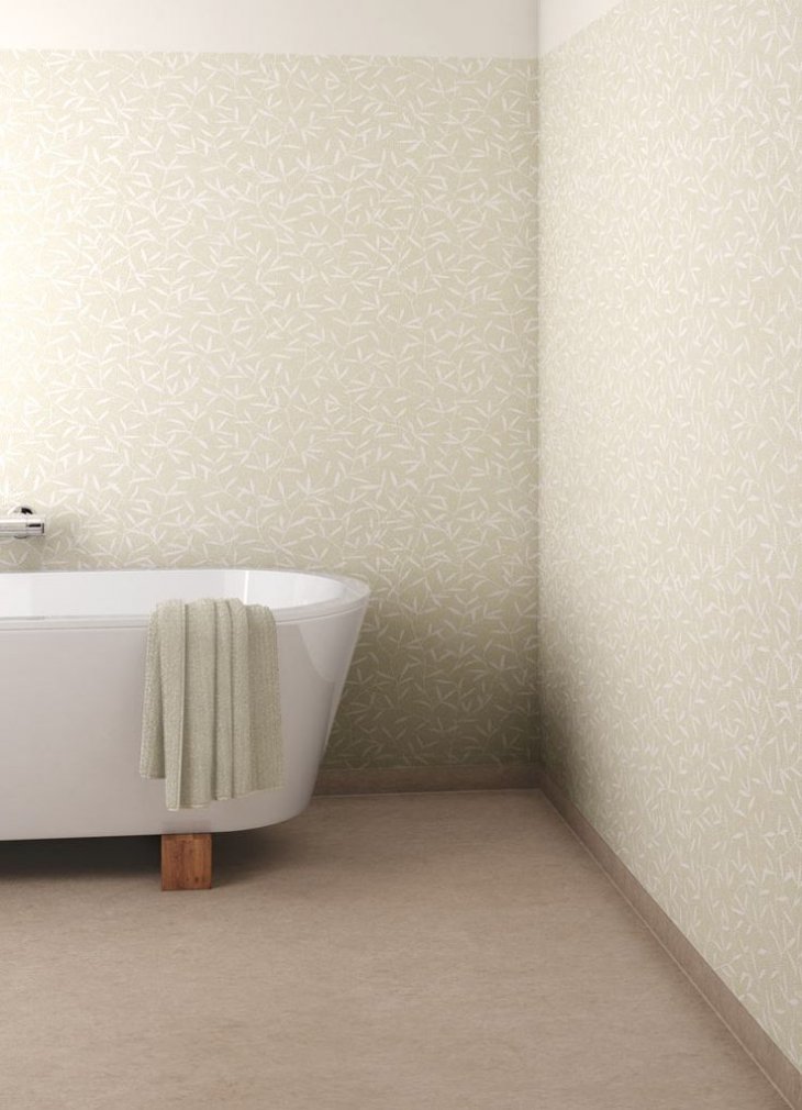 Neitrāls grīdas segums modernā vannas istabā