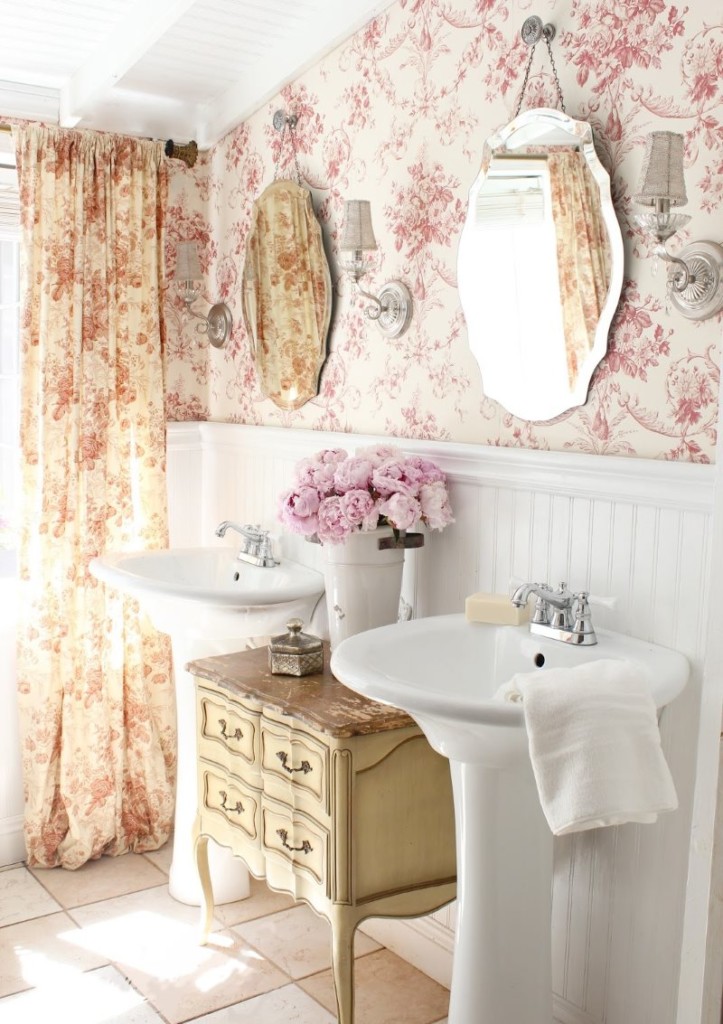 Floral wallpaper in the bathroom shabby chic
