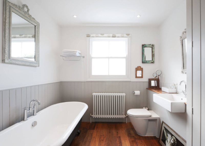 Sàn phòng tắm bằng gỗ có cửa sổ
