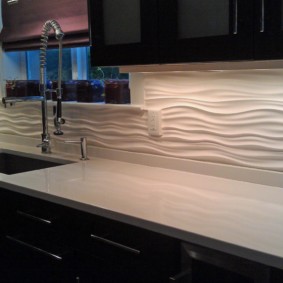 Mutfak önlüğü üzerinde 3D efektli MDF paneller