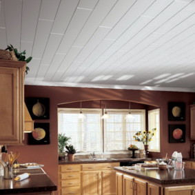 Mutfağın tavanındaki parlak paneller