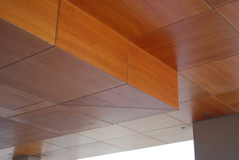 Mutfak tavanının kare MDF panellerle süslenmesi