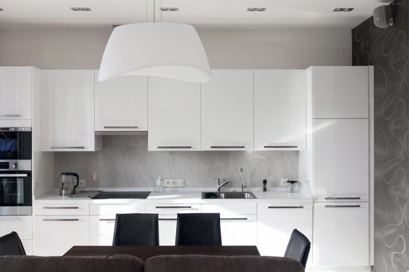 Beyaz bir set ile mutfakta mdf panellerden gri önlük