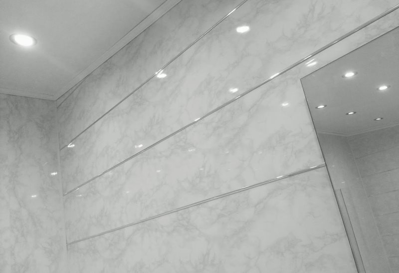 Horizontal paneling of bathroom walls with PVC panels