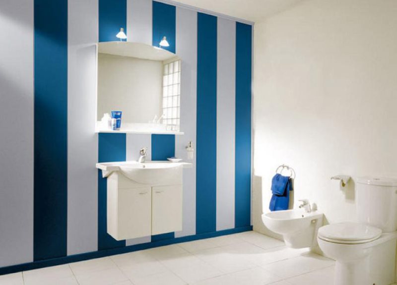 Zilas un baltas plastmasas paneļu maiņa vannas istabas interjerā
