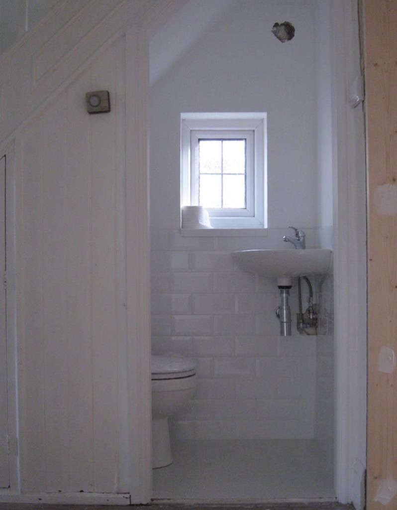 Merdivenlerin altında tuvalette küçük bir pencere