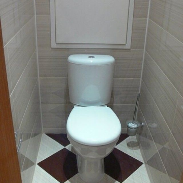 Kompakt bir tuvaletin zeminindeki seramik karolar