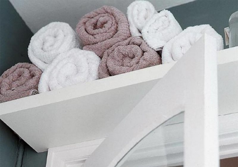 Aufbewahrung von Handtüchern auf einem Regal im Badezimmer