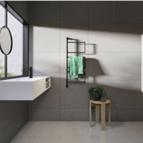 Carrelage gris minimaliste sur le mur de la salle de bain