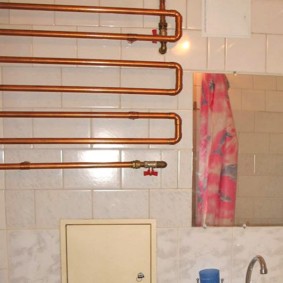 Bobine de tuyau en cuivre dans la salle de bain d'une maison privée