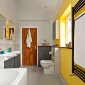 Mur jaune à l'intérieur de la salle de bain