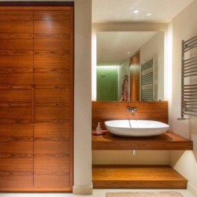 تصميم الحمام مع الألواح الخشبية