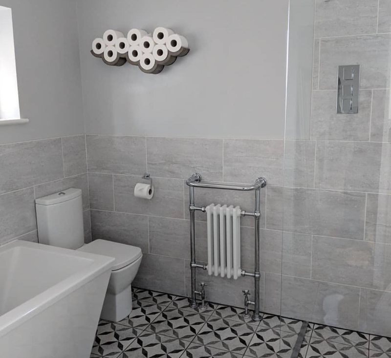 Porte-serviettes chauffant dans la salle de bain d'une maison privée