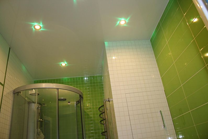 Plafond tendu dans une petite salle de bain Khrouchtchev