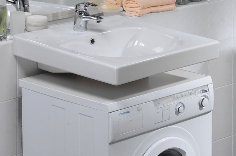 Modern çamaşır makinesi üzerinde beyaz lavabo