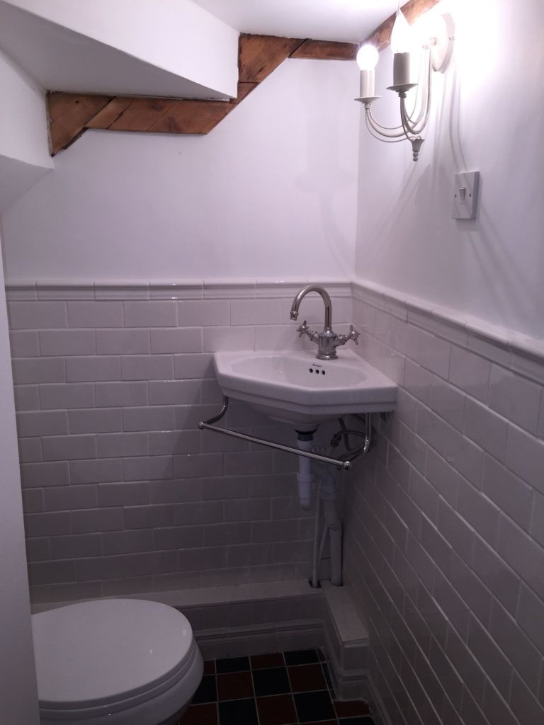 Merdivenlerin altında köşe tuvalet lavabo