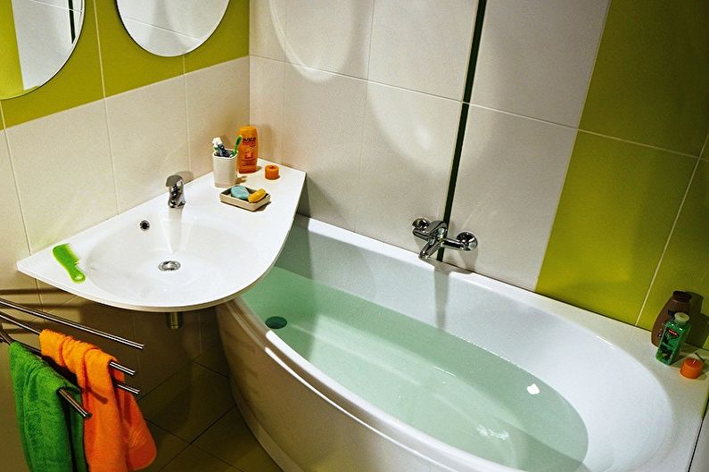 Kompakte Platzierung von Badewanne und Waschbecken in einem kleinen Badezimmer