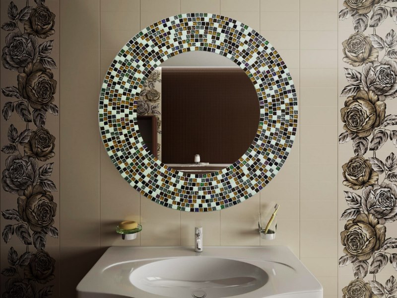Encadrement de miroirs en mosaïque dans la salle de bain